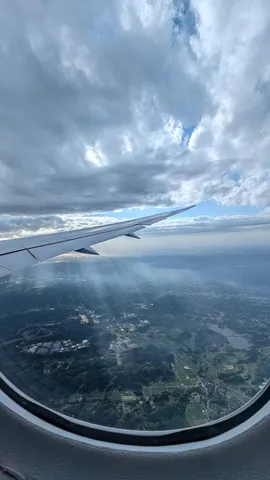 光の筋が導く、空からの景色