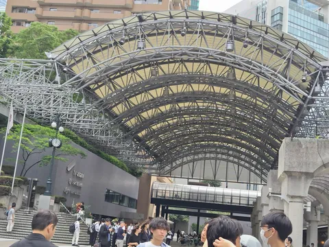 近代建築のアーチをくぐる日常
