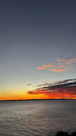 沈む夕陽と静かな海