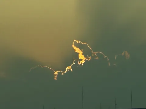 雲間から覗く神秘的な光