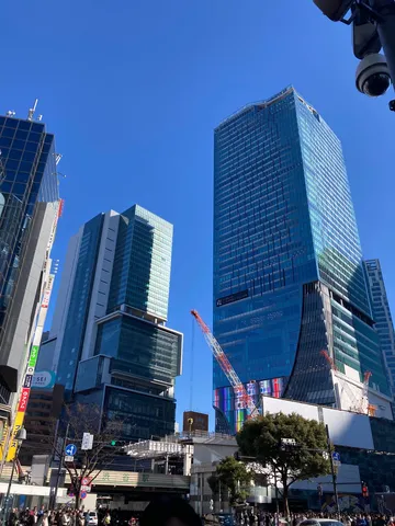 未来都市のような青空とビル群