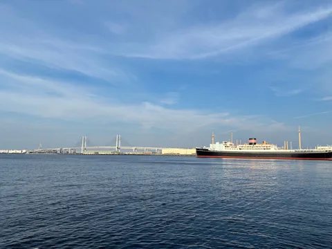 青空と海、船と橋の雄大な共演
