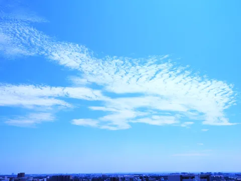 空のグラデーションと街並み