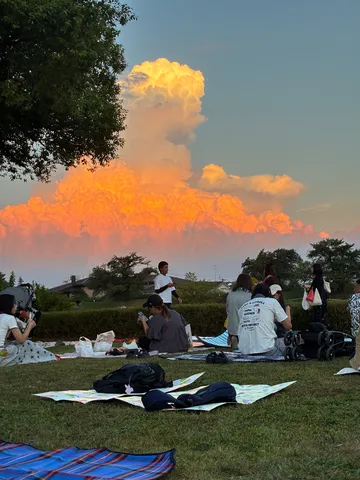 空と地上、彩りのコントラスト