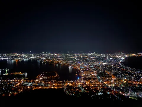 煌めく湾岸都市の夜
