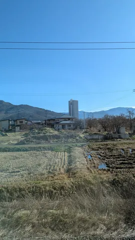 冬の田園風景と高層ビル