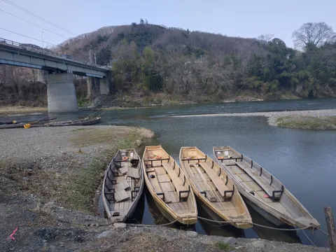 静寂の川、悠然と並ぶ舟