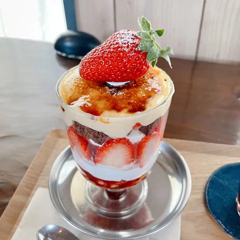 苺が輝く贅沢パフェ