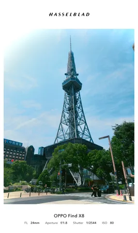 高層タワーと青空のコントラスト