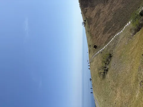 海へ続く丘の小道