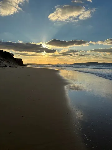 降り注ぐ光の奇跡、夕暮れの海岸