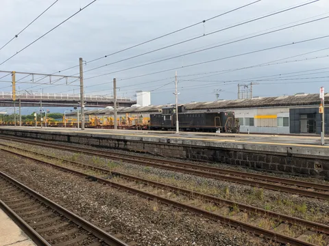 寂寥の貨物駅、静かなる午後の風景