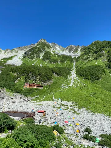 雄大な山と彩り豊かなテント