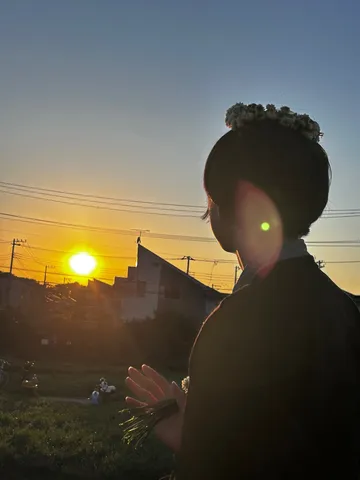 夕陽と花冠の影