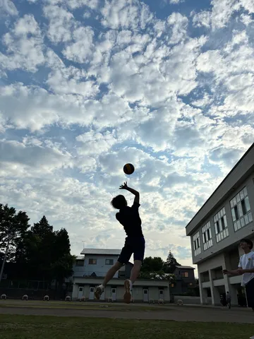 空を掴む、躍動の一瞬