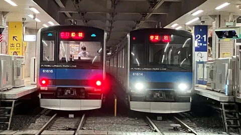 ホームに並ぶ二つの顔