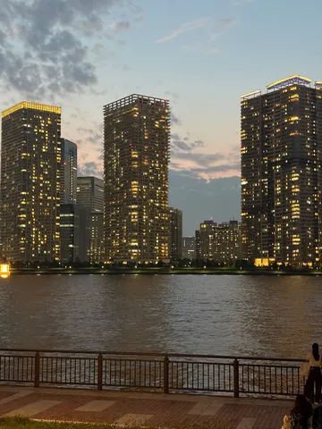 夜景を映す水辺の光