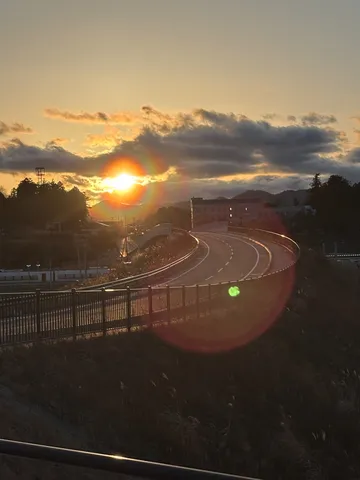 夕暮れのカーブ、光の道標