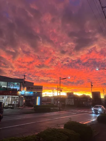 赤く染まる街角の夕暮れ