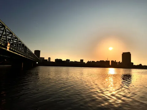 夕日に染まる橋と水面