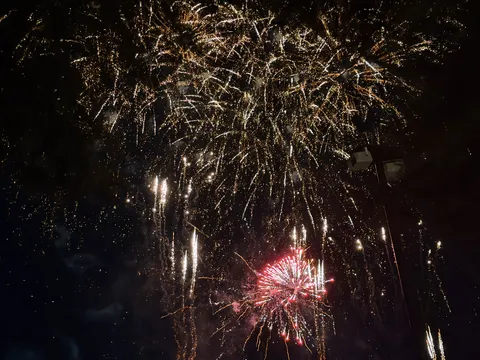 夜空を彩る花火の輝き
