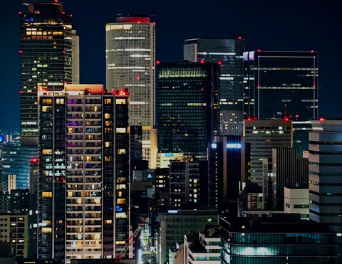 夜景ビル群の静かな鼓動
