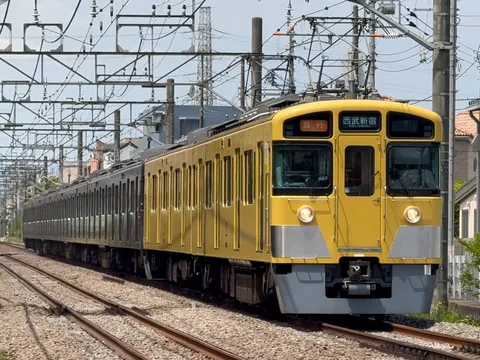 眩しい黄色の車両が駆ける