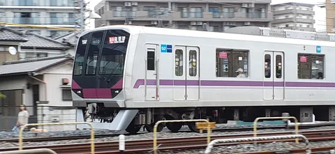 街中をゆく、紫ラインの電車