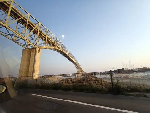橋脚が支える空の広がり