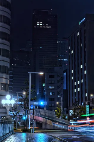 夜の街路に映る青い光景