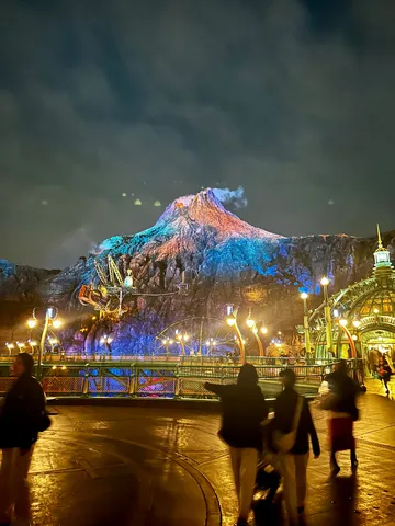 夜の火山が彩る光景