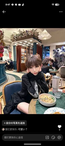 カフェのショートカットガール