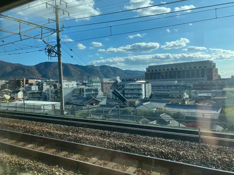 山並みを望む、都市と線路の風景