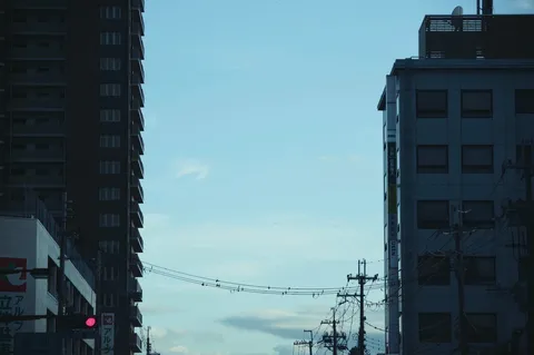 都市の狭間に広がる空