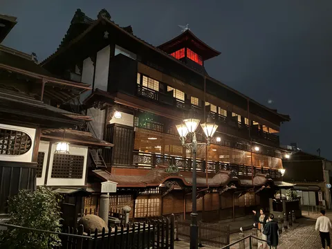 夜の帳と灯りに浮かぶ古都の風情