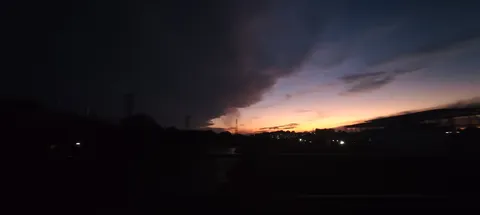 夕暮れの影と光の境界
