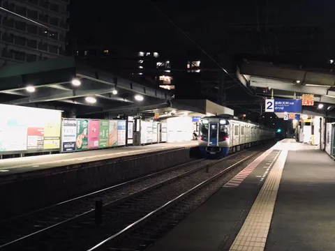 夜の駅、列車は静かに佇む