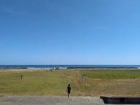 広い海辺と夏空の下