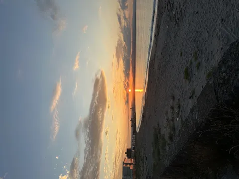 砂浜に沈む夕陽