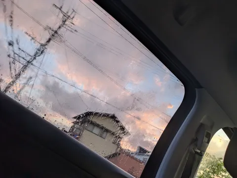 水滴越しに広がる夕空