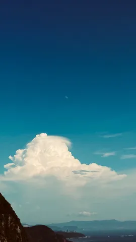 入道雲と月、遠くの景色