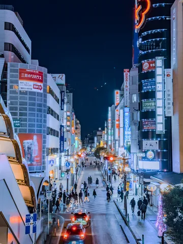 都市の躍動、ネオンが誘う夜