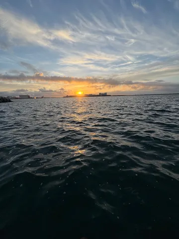 沈む夕陽と水面の語り