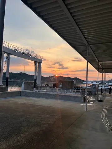 夕暮れの港、灯台と架線