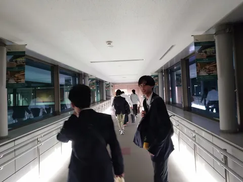 移動通路の光と旅情