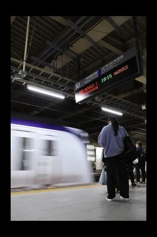 電車待ち、迫る日常