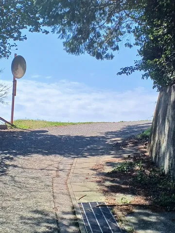 坂道の向こうに広がる空