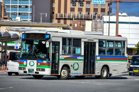 運行を休むバスの静寂