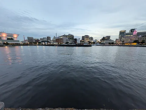 港町の夕暮れ、静けさの帳