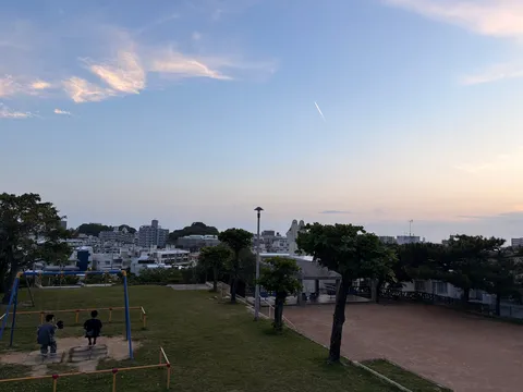 夕暮れ時の公園、哀愁漂うブランコ
